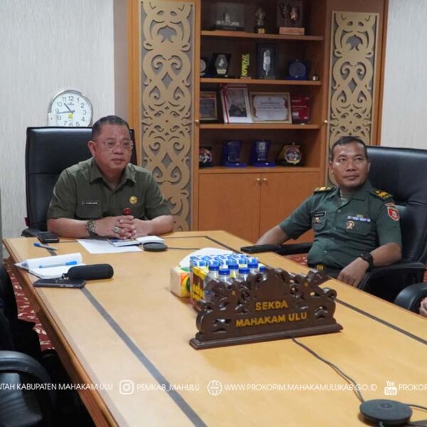 2 TMMD Ujoh Bilang – Sekretaris Daerah (Sekda) Kabupaten Mahakam Ulu (Mahulu), Dr. Stephanus Madang, S.Sos., M.M., mewakili Bupati Mahulu Angela Idang Belawan, mengikuti Rapat Paripurna TNI Manunggal Membangun Desa (TMMD) ke-46 Tahun Anggaran 2025 melalui Zoom Meeting. Kegiatan tersebut berlangsung di Ruang Kerja Sekda, Lantai 2 Kantor Bupati Mahulu, Kamis (04/12/2025) pagi.