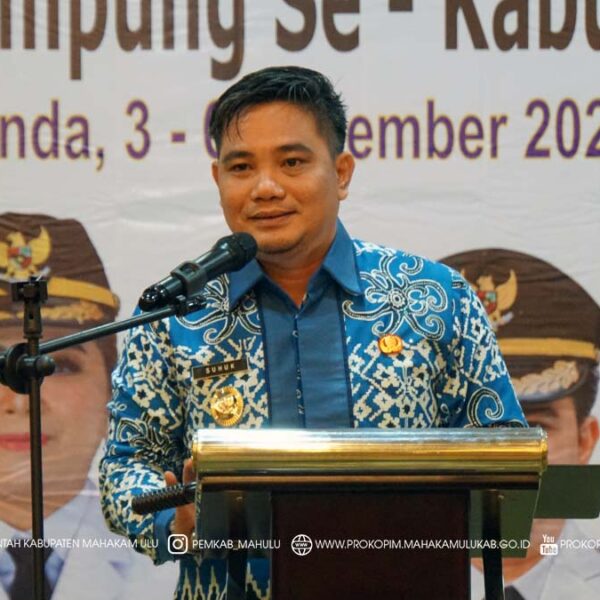 3 B CORE Samarinda — Bupati Mahakam Ulu (Mahulu), Angela Idang Belawan, menegaskan bahwa pembangunan daerah berawal dari kampung sebagai pusat aktivitas masyarakat. Hal itu disampaikan dalam sambutannya yang dibacakan Wakil Bupati (Wabup) Mahulu, Suhuk, S.E., saat membuka Bimtek Coretax Perpajakan bagi Aparatur Pemerintah Kampung serta Pelatihan TP PKK, Kader Posyandu, dan Kader KPM se-Mahulu, Kamis (04/12/2025) di Samarinda.