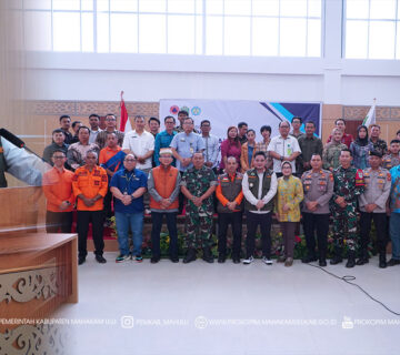 Ujoh Bilang – Mewakili Bupati Mahakam Ulu (Mahulu), Angela Idang Belawan, Wakil Bupati (Wabup) Mahakam Ulu, Suhuk, S.E., secara resmi membuka Focus Group Discussion (FGD) ke-2 Penyusunan Dokumen Rencana Penanggulangan Bencana (RPB) dan Rencana Kontinjensi (Renkon) Bencana Kabupaten Mahakam Ulu Tahun 2025, yang berlangsung di Ruang Rapat Bappelitbangda, Kamis (12/12/2025).