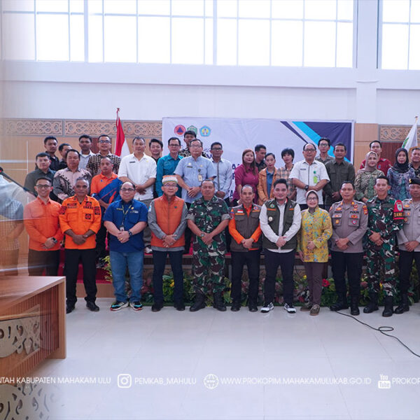 Ujoh Bilang – Mewakili Bupati Mahakam Ulu (Mahulu), Angela Idang Belawan, Wakil Bupati (Wabup) Mahakam Ulu, Suhuk, S.E., secara resmi membuka Focus Group Discussion (FGD) ke-2 Penyusunan Dokumen Rencana Penanggulangan Bencana (RPB) dan Rencana Kontinjensi (Renkon) Bencana Kabupaten Mahakam Ulu Tahun 2025, yang berlangsung di Ruang Rapat Bappelitbangda, Kamis (12/12/2025).