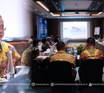 Samarinda – Bupati Mahakam Ulu (Mahulu), Angela Idang Belawan, yang diwakili Sekretaris Daerah (Sekda) Kabupaten Mahulu, Dr. Stephanus Madang, S.Sos., M.M., membuka secara resmi kegiatan Laporan Akhir Kajian Subsidi Tarif dan Retribusi Bandara Ujoh Bilang serta Kajian Subsidi Angkutan Udara Perintis, yang digelar di Ruang Mandapa I, Lantai 5, Hotel Fugo, Samarinda. Kamis (11/12/2025)