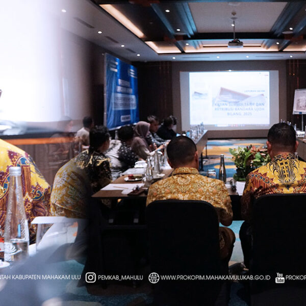 Samarinda – Bupati Mahakam Ulu (Mahulu), Angela Idang Belawan, yang diwakili Sekretaris Daerah (Sekda) Kabupaten Mahulu, Dr. Stephanus Madang, S.Sos., M.M., membuka secara resmi kegiatan Laporan Akhir Kajian Subsidi Tarif dan Retribusi Bandara Ujoh Bilang serta Kajian Subsidi Angkutan Udara Perintis, yang digelar di Ruang Mandapa I, Lantai 5, Hotel Fugo, Samarinda. Kamis (11/12/2025)