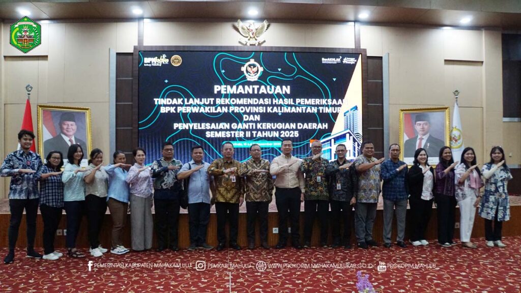Cover Berita (11) Samarinda – Pemerintah Kabupaten (Pemkab) Mahakam Ulu (Mahulu), melalui Sekretaris Daerah, Dr. Stephanus Madang, S.Sos., M.M., menghadiri Penutupan Kegiatan Pemantauan Tindak Lanjut Rekomendasi Hasil Pemeriksaan (TLRHP) BPK serta Penyelesaian Ganti Kerugian Daerah Semester II Tahun 2025, di Auditorium Nusantara Lantai 2 Kantor BPK Perwakilan Kalimantan Timur, Jalan M. Yamin, Samarinda. Jumat ( 12/12/2025)