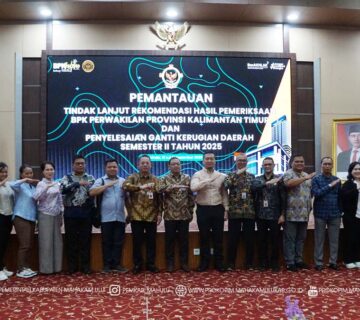 Samarinda – Pemerintah Kabupaten (Pemkab) Mahakam Ulu (Mahulu), melalui Sekretaris Daerah, Dr. Stephanus Madang, S.Sos., M.M., menghadiri Penutupan Kegiatan Pemantauan Tindak Lanjut Rekomendasi Hasil Pemeriksaan (TLRHP) BPK serta Penyelesaian Ganti Kerugian Daerah Semester II Tahun 2025, di Auditorium Nusantara Lantai 2 Kantor BPK Perwakilan Kalimantan Timur, Jalan M. Yamin, Samarinda. Jumat ( 12/12/2025) 