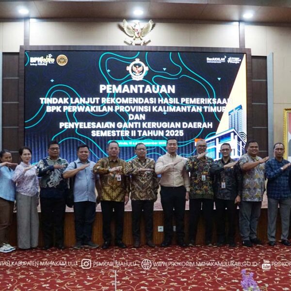 Samarinda – Pemerintah Kabupaten (Pemkab) Mahakam Ulu (Mahulu), melalui Sekretaris Daerah, Dr. Stephanus Madang, S.Sos., M.M., menghadiri Penutupan Kegiatan Pemantauan Tindak Lanjut Rekomendasi Hasil Pemeriksaan (TLRHP) BPK serta Penyelesaian Ganti Kerugian Daerah Semester II Tahun 2025, di Auditorium Nusantara Lantai 2 Kantor BPK Perwakilan Kalimantan Timur, Jalan M. Yamin, Samarinda. Jumat ( 12/12/2025) 