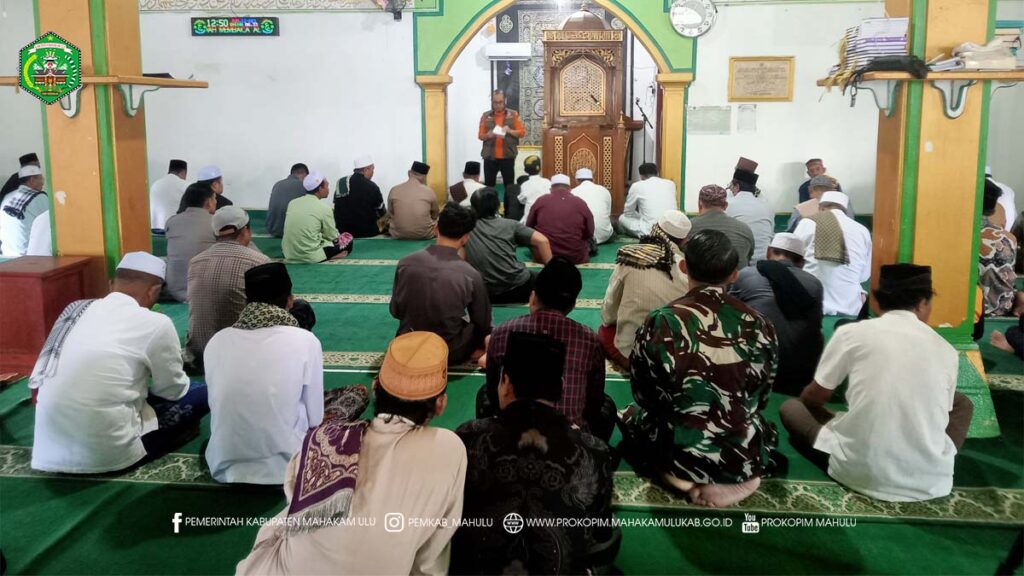 Cover Berita (12) Ujoh Bilang – Pemerintah Kabupaten (Pemkab) Mahakam Ulu (Mahulu) bersama umat beragama di Mahulu, khususnya umat Muslim, menggelar doa syukur berjamaah dalam rangka Hari Jadi Kabupaten Mahulu ke-12 Tahun 2025. Kegiatan doa syukur ini dilaksanakan setelah rangkaian ibadah Salat Jumat di Masjid Baitul Muttaqin, Ujoh Bilang, Jumat (12/12/2025) siang.