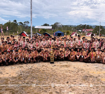 Ujoh Bilang – Perkemahan Besar Jambore Cabang Gerakan Pramuka Kabupaten Mahakam Ulu (Mahulu) Tahun 2025 resmi ditutup oleh Bupati Mahulu, Angela Idang Belawan. Setelah seluruh rangkaian kegiatan berlangsung dengan aman, tertib, dan penuh makna. Kegiatan ini menjadi ruang pembelajaran, penguatan karakter, serta sarana membangun kebersamaan bagi seluruh anggota Gerakan Pramuka di Mahakam Ulu, yang digelar di Bumi Perkemahan Pramuka Tana’ Mekaam Jaya, Long Melaham, Sabtu(13/12/2025) sore, dan turut dihadiri oleh Wakil Bupati Mahakam Ulu, Suhuk, S.E.