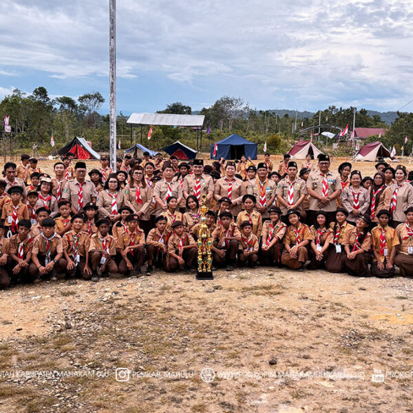 Ujoh Bilang – Perkemahan Besar Jambore Cabang Gerakan Pramuka Kabupaten Mahakam Ulu (Mahulu) Tahun 2025 resmi ditutup oleh Bupati Mahulu, Angela Idang Belawan. Setelah seluruh rangkaian kegiatan berlangsung dengan aman, tertib, dan penuh makna. Kegiatan ini menjadi ruang pembelajaran, penguatan karakter, serta sarana membangun kebersamaan bagi seluruh anggota Gerakan Pramuka di Mahakam Ulu, yang digelar di Bumi Perkemahan Pramuka Tana’ Mekaam Jaya, Long Melaham, Sabtu(13/12/2025) sore, dan turut dihadiri oleh Wakil Bupati Mahakam Ulu, Suhuk, S.E.
