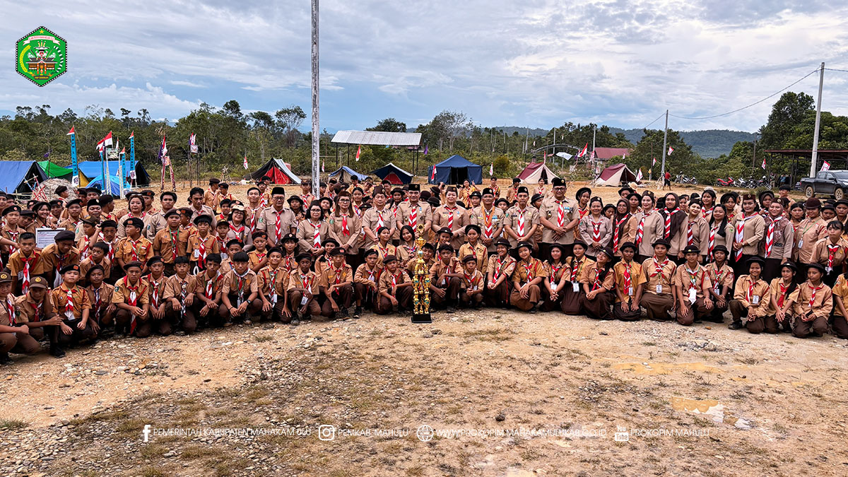 Ujoh Bilang – Perkemahan Besar Jambore Cabang Gerakan Pramuka Kabupaten Mahakam Ulu (Mahulu) Tahun 2025 resmi ditutup oleh Bupati Mahulu, Angela Idang Belawan. Setelah seluruh rangkaian kegiatan berlangsung dengan aman, tertib, dan penuh makna. Kegiatan ini menjadi ruang pembelajaran, penguatan karakter, serta sarana membangun kebersamaan bagi seluruh anggota Gerakan Pramuka di Mahakam Ulu, yang digelar di Bumi Perkemahan Pramuka Tana’ Mekaam Jaya, Long Melaham, Sabtu(13/12/2025) sore, dan turut dihadiri oleh Wakil Bupati Mahakam Ulu, Suhuk, S.E.