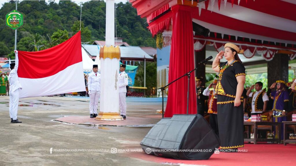 Cover Berita (14) Ujoh Bilang – Bupati Mahakam Ulu (Mahulu), Angela Idang Belawan memimpin langsung upacara peringatan Hari Jadi ke-12 Kabupaten Mahakam Ulu yang digelar di Tribun Alun-alun Ujoh Bilang, Senin (15/12/2025) pagi. Upacara tersebut turut didampingi Wakil Bupati Mahulu Suhuk, S.E.