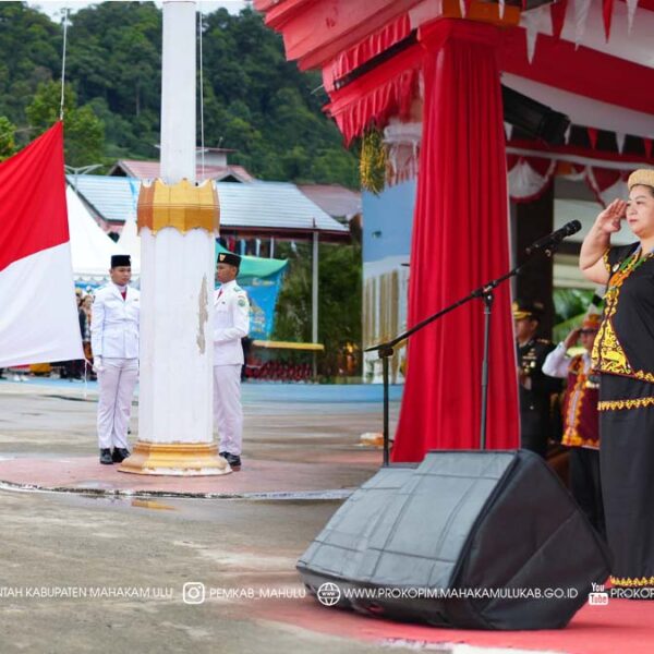Ujoh Bilang – Bupati Mahakam Ulu (Mahulu), Angela Idang Belawan memimpin langsung upacara peringatan Hari Jadi ke-12 Kabupaten Mahakam Ulu yang digelar di Tribun Alun-alun Ujoh Bilang, Senin (15/12/2025) pagi. Upacara tersebut turut didampingi Wakil Bupati Mahulu Suhuk, S.E.