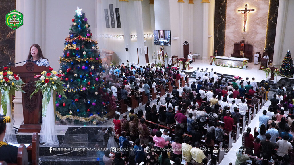 Ujoh Bilang – Bupati Mahakam Ulu (Mahulu), Angela Idang Belawan, bersama Suami Mega Petra Marten, S.H., M.H., mengikuti perayaan Perayaan Misa Malam Natal yang dilaksanakan pada Rabu (24/12/2025) malam di Gereja Katolik St. Bonifasius Sebenaq.