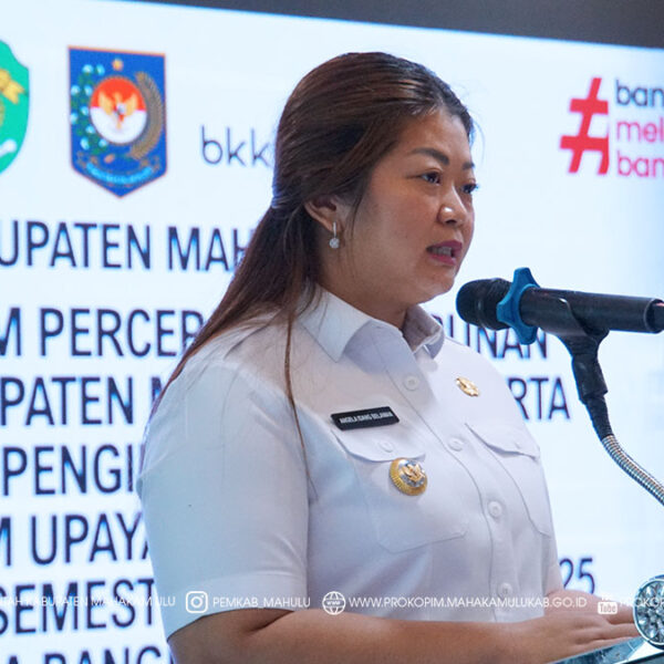 Cover Berita Samarinda – Pemerintah Kabupaten (Pemkab) Mahakam Ulu (Mahulu) melalui Badan Perencanaan Pembangunan Penelitian dan Pengembangan Daerah (Bappelitbangda) Mahulu, menggelar Rapat Koordinasi (Rakor) Tim Percepatan Penurunan Stunting (TPPS) Tingkat Kabupaten, yang dirangkaikan dengan Sinkronisasi dan Penginputan Data Aksi Konvergensi Semester I dan II pada Aplikasi Bina Bangda Kementerian Dalam Negeri, di Ballroom Lantai 2, Hotel Grand Verona. Rabu (17/12/2025)