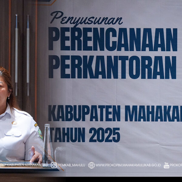 Cover Berita Samarinda – Bupati Kabupaten Mahakam Ulu (Mahulu), Angela Idang Belawan, secara resmi membuka kegiatan Laporan Akhir Perencanaan Zonasi Perkantoran dan Survei Pemetaan Topografi Sekitar Kawasan Perkantoran, yang digelar di Hotel Fugo, Samarinda. Rabu (17/12/2025)