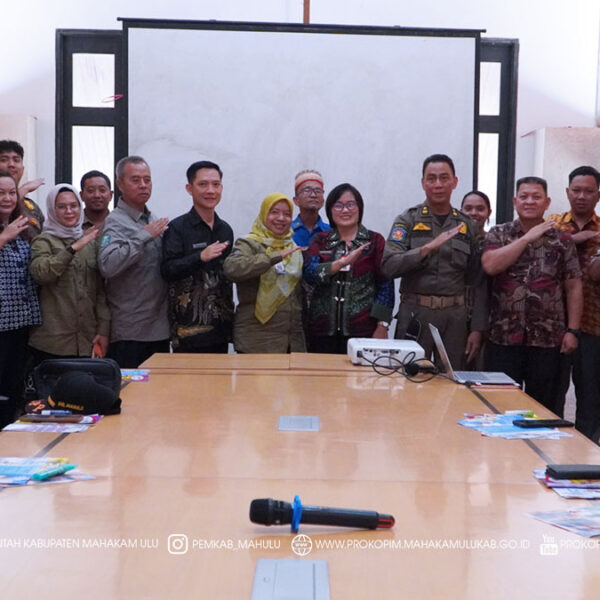 Ujoh Bilang – Pemerintah Kabupaten (Pemkab) Mahakam Ulu (Mahulu) menggelar kegiatan Koordinasi Ketertiban Umum Terkait Over Populasi Hewan Penular Rabies dan Kesejahteraan Rakyat yang secara resmi dibuka oleh Bupati Mahulu Angela Idang Belawan, melalui Asisten Bidang Administrasi Umum (Asisten III) Kristina Tening, S.H., M.Si. Kegiatan ini berlangsung di Ruang Rapat Balkoni Lantai III Kantor Bupati Mahulu, Kamis (18/12/2025) pagi.