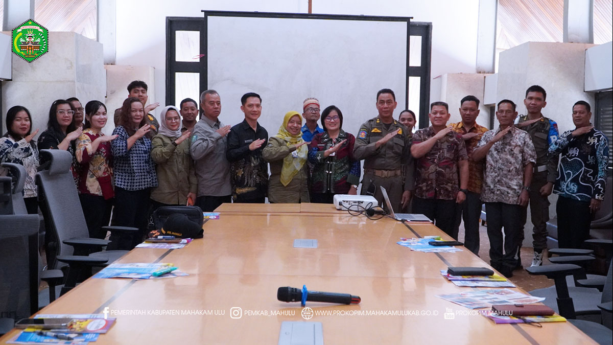 Ujoh Bilang – Pemerintah Kabupaten (Pemkab) Mahakam Ulu (Mahulu) menggelar kegiatan Koordinasi Ketertiban Umum Terkait Over Populasi Hewan Penular Rabies dan Kesejahteraan Rakyat yang secara resmi dibuka oleh Bupati Mahulu Angela Idang Belawan, melalui Asisten Bidang Administrasi Umum (Asisten III) Kristina Tening, S.H., M.Si. Kegiatan ini berlangsung di Ruang Rapat Balkoni Lantai III Kantor Bupati Mahulu, Kamis (18/12/2025) pagi.