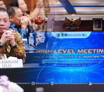 Samarinda – Bupati Mahakam Ulu (Mahulu), Angela Idang Belawan, dalam hal ini diwakili Sekretaris Daerah (Sekda) Kabupaten  Mahulu, Dr. Stephanus Madang, S.Sos., M.M.,  menghadiri High Level Meeting (HLM) Tim Pengendalian Inflasi Daerah (TPID) dan Tim Percepatan dan Perluasan Digitalisasi Daerah (TP2DD) Provinsi Kalimantan Timur Tahun 2025, yang digelar di Aula Maratua, Kantor Perwakilan Bank Indonesia Provinsi Kalimantan Timur, Samarinda. Kamis (18/12/2025)