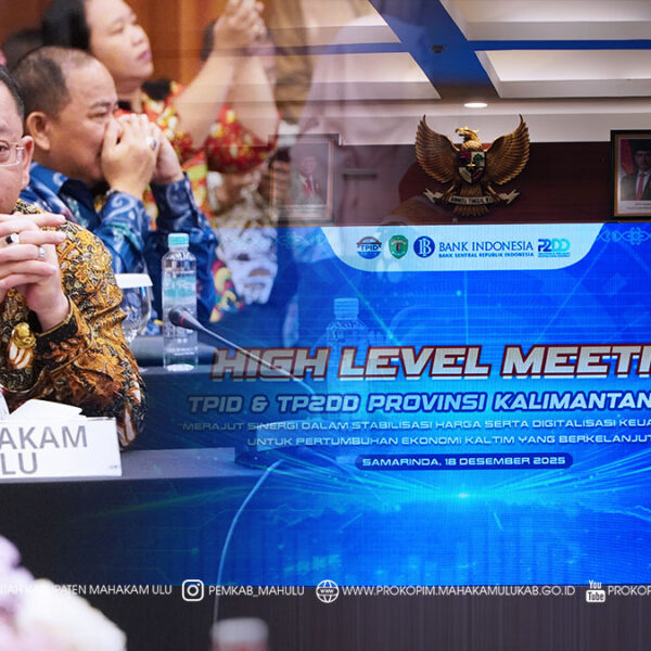 Cover Berita Samarinda – Bupati Mahakam Ulu (Mahulu), Angela Idang Belawan, dalam hal ini diwakili Sekretaris Daerah (Sekda) Kabupaten Mahulu, Dr. Stephanus Madang, S.Sos., M.M., menghadiri High Level Meeting (HLM) Tim Pengendalian Inflasi Daerah (TPID) dan Tim Percepatan dan Perluasan Digitalisasi Daerah (TP2DD) Provinsi Kalimantan Timur Tahun 2025, yang digelar di Aula Maratua, Kantor Perwakilan Bank Indonesia Provinsi Kalimantan Timur, Samarinda. Kamis (18/12/2025)