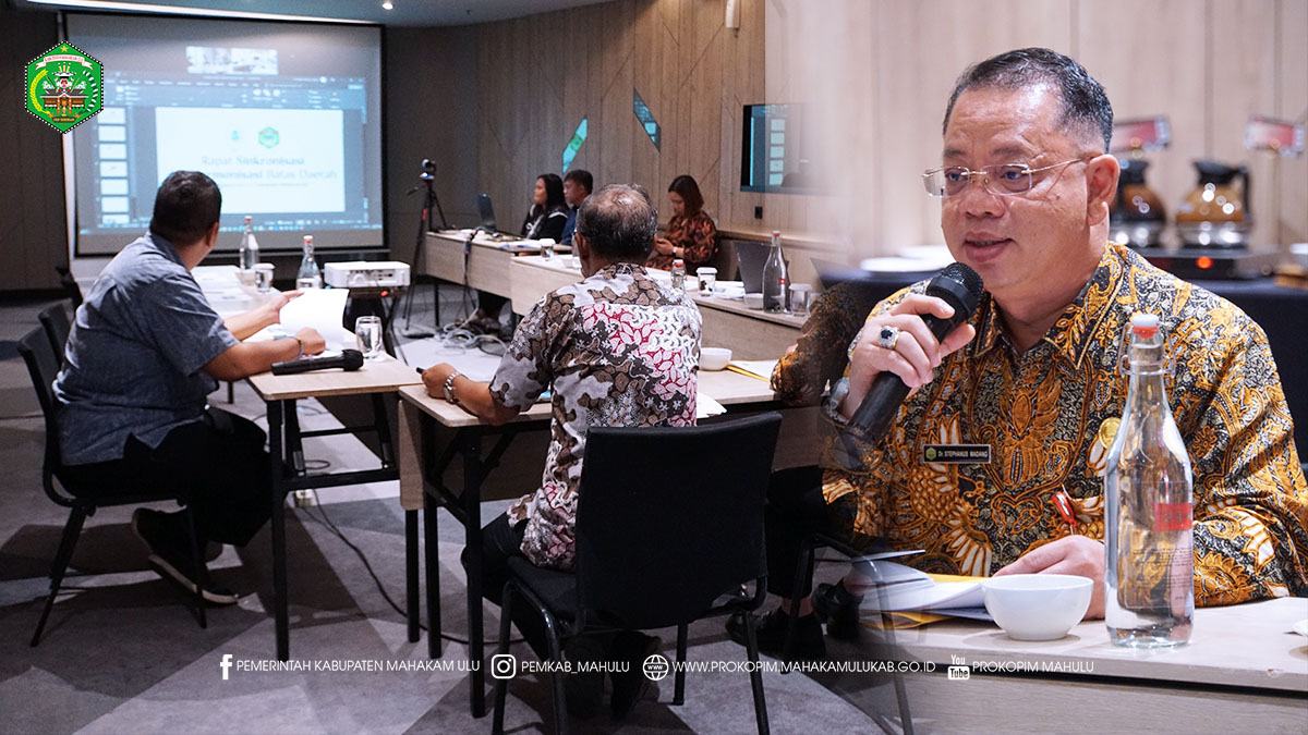 Samarinda – Pemerintah Kabupaten (Pemkab) Mahakam Ulu (Mahulu) mengikuti pembahasan Berita Acara Batas Wilayah antara Kabupaten Mahulu dan Kabupaten Kapuas Hulu, dalam rangka Sinkronisasi dan Harmonisasi Batas Daerah Kabupaten Kapuas Hulu dan Kabupaten Mahakam Ulu, yang dilaksanakan di Hotel Ibis Samarinda, Kamis (18/12/2025). Kegiatan ini digelar berdasarkan undangan Sekretariat Daerah Kabupaten Kapuas Hulu dan difasilitasi secara daring melalui Zoom Meeting.