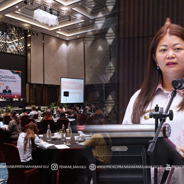Cover Berita Samarinda – Bupati Kabupaten Mahakam Ulu (Mahulu), Angela Idang Belawan, secara resmi membuka Konsinyering atas Evaluasi Maturitas Sistem Pengendalian Intern Pemerintah (SPIP) Terintegrasi, yang merupakan bagian dari upaya penguatan tata kelola pemerintahan yang akuntabel, berintegritas, dan berorientasi pada hasil. Dilaksanakan, di Hotel Mercure, Samarinda. Kamis (18/12/2025)