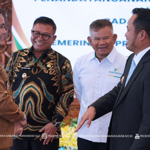 Cover Berita Samarinda – Pemerintah Kabupaten (Pemkab) Mahakam Ulu (Mahulu), dalam hal ini, Wakil Bupati (Wabup) Mahulu, Suhuk, S.E., menghadiri kegiatan Penandatanganan Naskah Kerja Sama antara Pemerintah Provinsi Kalimantan Timur dan Badan Bank Tanah, yang dilaksanakan di Ruang Ruhui Rahayu Lantai I Kantor Gubernur Kalimantan Timur, Samarinda.Senin (22/12/2025)