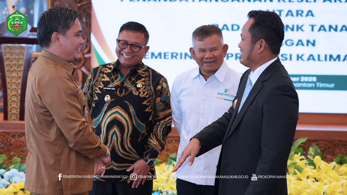 Samarinda – Pemerintah Kabupaten (Pemkab) Mahakam Ulu (Mahulu), dalam hal ini, Wakil Bupati (Wabup) Mahulu, Suhuk, S.E., menghadiri kegiatan Penandatanganan Naskah Kerja Sama antara Pemerintah Provinsi Kalimantan Timur dan Badan Bank Tanah, yang dilaksanakan di Ruang Ruhui Rahayu Lantai I Kantor Gubernur Kalimantan Timur, Samarinda.Senin (22/12/2025)