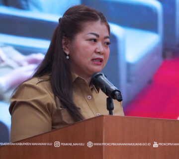 Ujoh Bilang – Dalam upaya mewujudkan tata kelola pemerintahan yang bersih, efektif, dan akuntabel, pengelolaan arsip memegang peran yang sangat strategis. Atas dasar tersebut, Bupati Mahakam Ulu (Mahulu), Angela Idang Belawan secara resmi membuka Sosialisasi Instrumen Kearsipan dalam Rangka Penguatan Penyelenggaraan Kearsipan Pemerintah Kabupaten Mahulu yang Terus Melaju, Merata, dan Berkelanjutan, bertempat di Ballroom Lantai III Kantor Bupati Mahulu, Selasa (23/12/2025).