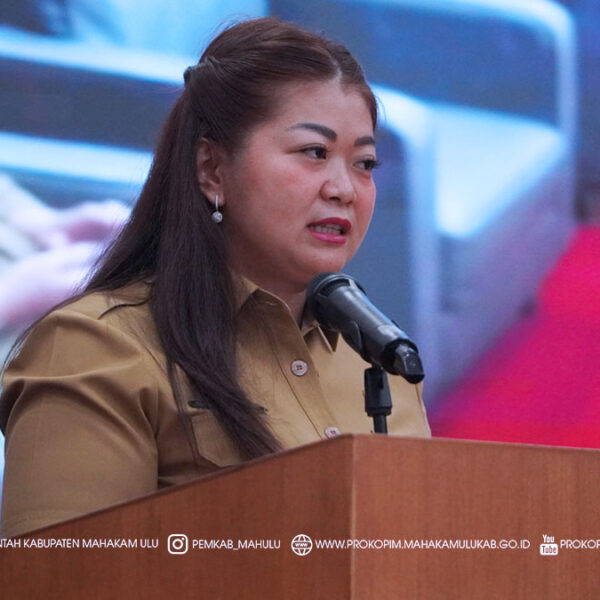 Cover Berita Ujoh Bilang – Dalam upaya mewujudkan tata kelola pemerintahan yang bersih, efektif, dan akuntabel, pengelolaan arsip memegang peran yang sangat strategis. Atas dasar tersebut, Bupati Mahakam Ulu (Mahulu), Angela Idang Belawan secara resmi membuka Sosialisasi Instrumen Kearsipan dalam Rangka Penguatan Penyelenggaraan Kearsipan Pemerintah Kabupaten Mahulu yang Terus Melaju, Merata, dan Berkelanjutan, bertempat di Ballroom Lantai III Kantor Bupati Mahulu, Selasa (23/12/2025).