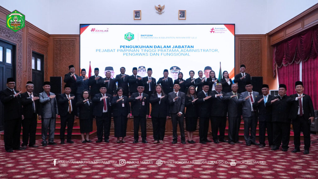 Ujoh Bilang – Sebanyak 34 pejabat di lingkungan Pemerintah Kabupaten (Pemkab) Mahakam Ulu (Mahulu) resmi dikukuhkan dan diambil sumpah jabatannya oleh Bupati Mahakam Ulu, Angela Idang Belawan. Kegiatan pengukuhan tersebut berlangsung di Ballroom Lantai III Kantor Bupati Mahulu, Selasa (23/12/2025).