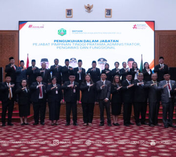 Ujoh Bilang – Sebanyak 34 pejabat di lingkungan Pemerintah Kabupaten (Pemkab) Mahakam Ulu (Mahulu) resmi dikukuhkan dan diambil sumpah jabatannya oleh Bupati Mahakam Ulu, Angela Idang Belawan. Kegiatan pengukuhan tersebut berlangsung di Ballroom Lantai III Kantor Bupati Mahulu, Selasa (23/12/2025).