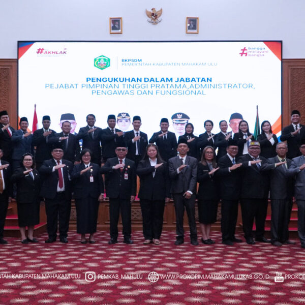Cover Berita Ujoh Bilang – Sebanyak 34 pejabat di lingkungan Pemerintah Kabupaten (Pemkab) Mahakam Ulu (Mahulu) resmi dikukuhkan dan diambil sumpah jabatannya oleh Bupati Mahakam Ulu, Angela Idang Belawan. Kegiatan pengukuhan tersebut berlangsung di Ballroom Lantai III Kantor Bupati Mahulu, Selasa (23/12/2025).