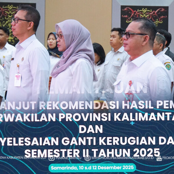 Cover Berita Samarinda — Sekretaris Daerah (Sekda) Kabupaten Mahakam Ulu (Mahulu), Dr. Stephanus Madang, S.Sos., M.M., menghadiri kegiatan Pemantauan Tindak Lanjut Rekomendasi Hasil Pemeriksaan (TLRHP) BPK dan Penyelesaian Ganti Kerugian Daerah Semester II Tahun 2025 yang digelar oleh BPK RI Perwakilan Kalimantan Timur (Kaltim), berlangsung di Auditorium Nusantara Lt.2 Kantor BPK Kaltim, Jalan M. Yamin, Samarinda. Rabu (10/12/2025)