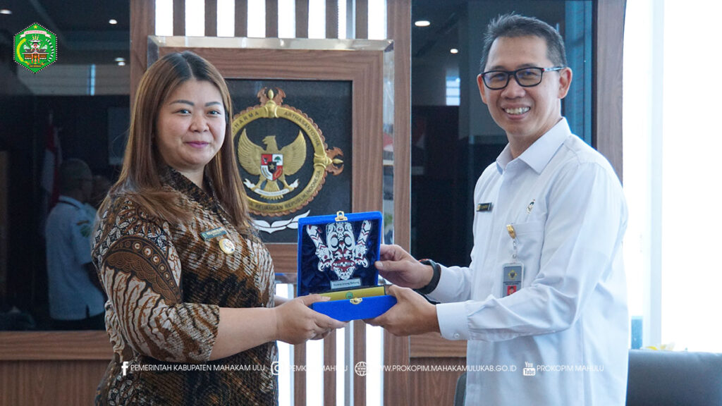 Samarinda — Bupati Mahakam Ulu (Mahulu), Angela Idang Belawan, didampingi Pelaksana Tugas (Plt) Inspektur Inspektorat Mahulu, Margono, S.T., M.Si., melakukan audiensi dengan Kepala BPK RI Perwakilan Kalimantan Timur (Kaltim), Mochammad Suharyanto, S.E., M.M., Ak., CSCU, CA, CSFA, ACPA, ACPA., di Kantor BPK RI Perwakilan Kaltim, Samarinda. Rabu ( 10/12/2025)