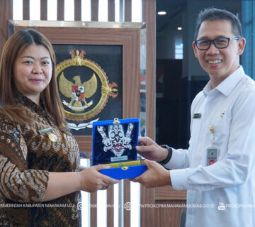 Samarinda — Bupati Mahakam Ulu (Mahulu), Angela Idang Belawan, didampingi Pelaksana Tugas (Plt) Inspektur Inspektorat Mahulu, Margono, S.T., M.Si., melakukan audiensi dengan Kepala BPK RI Perwakilan Kalimantan Timur (Kaltim), Mochammad Suharyanto, S.E., M.M., Ak., CSCU, CA, CSFA, ACPA, ACPA., di Kantor BPK RI Perwakilan Kaltim, Samarinda. Rabu ( 10/12/2025)