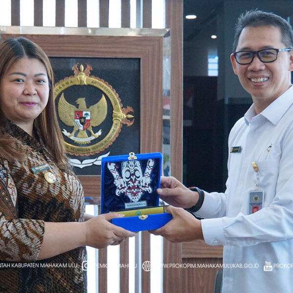 Cover Berita Samarinda — Bupati Mahakam Ulu (Mahulu), Angela Idang Belawan, didampingi Pelaksana Tugas (Plt) Inspektur Inspektorat Mahulu, Margono, S.T., M.Si., melakukan audiensi dengan Kepala BPK RI Perwakilan Kalimantan Timur (Kaltim), Mochammad Suharyanto, S.E., M.M., Ak., CSCU, CA, CSFA, ACPA, ACPA., di Kantor BPK RI Perwakilan Kaltim, Samarinda. Rabu ( 10/12/2025)