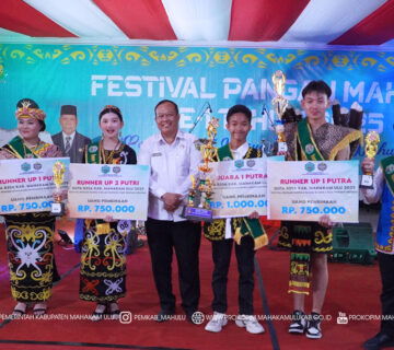Ujoh Bilang – Pemerintah Kabupaten (Pemkab) Mahakam Ulu (Mahulu) resmi menutup Festival Pangan Mahulu ke-1 Tahun 2025 yang digelar di Tribun Alun-alun Ujoh Bilang, pada Rabu (10/12/2025) malam. Penutupan dilakukan oleh Asisten I Bidang Pemerintahan dan Kesejahteraan Rakyat, drg. Agustinus Teguh Santoso, M.Adm., Kes., mewakili Bupati Mahakam Ulu, Angela Idang Belawan.