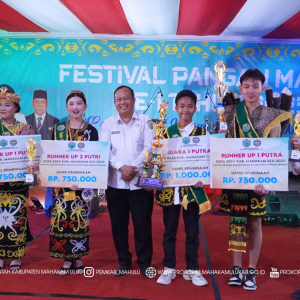 Ujoh Bilang – Pemerintah Kabupaten (Pemkab) Mahakam Ulu (Mahulu) resmi menutup Festival Pangan Mahulu ke-1 Tahun 2025 yang digelar di Tribun Alun-alun Ujoh Bilang, pada Rabu (10/12/2025) malam. Penutupan dilakukan oleh Asisten I Bidang Pemerintahan dan Kesejahteraan Rakyat, drg. Agustinus Teguh Santoso, M.Adm., Kes., mewakili Bupati Mahakam Ulu, Angela Idang Belawan.