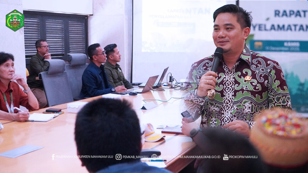 Cover Berita Ujoh Bilang – Wakil Bupati (Wabup) Mahakam Ulu (Mahulu), Suhuk, S.E., secara resmi membuka Rapat Koordinasi Penyelamatan Badak Kalimantan yang digelar bekerja sama dengan Balai Konservasi Sumber Daya Alam (BKSDA) Kalimantan Timur. Kegiatan tersebut berlangsung di Ruang Rapat Balkoni, Lantai 3 Kantor Bupati Mahulu, pada Kamis (11/12/2025) pagi.