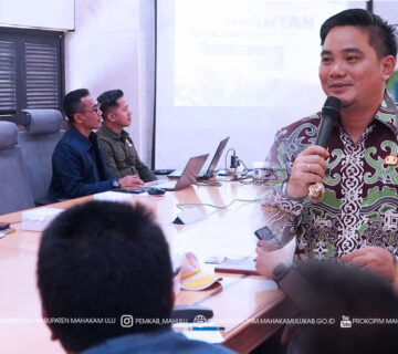 Ujoh Bilang – Wakil Bupati (Wabup) Mahakam Ulu (Mahulu), Suhuk, S.E., secara resmi membuka Rapat Koordinasi Penyelamatan Badak Kalimantan yang digelar bekerja sama dengan Balai Konservasi Sumber Daya Alam (BKSDA) Kalimantan Timur. Kegiatan tersebut berlangsung di Ruang Rapat Balkoni, Lantai 3 Kantor Bupati Mahulu, pada Kamis (11/12/2025) pagi.