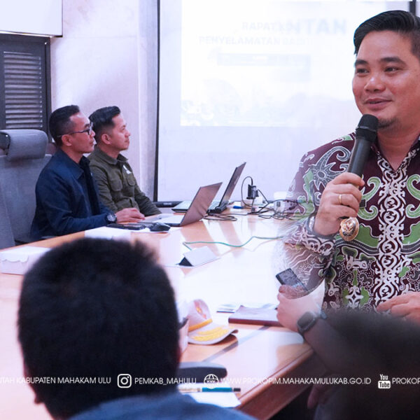 Ujoh Bilang – Wakil Bupati (Wabup) Mahakam Ulu (Mahulu), Suhuk, S.E., secara resmi membuka Rapat Koordinasi Penyelamatan Badak Kalimantan yang digelar bekerja sama dengan Balai Konservasi Sumber Daya Alam (BKSDA) Kalimantan Timur. Kegiatan tersebut berlangsung di Ruang Rapat Balkoni, Lantai 3 Kantor Bupati Mahulu, pada Kamis (11/12/2025) pagi.