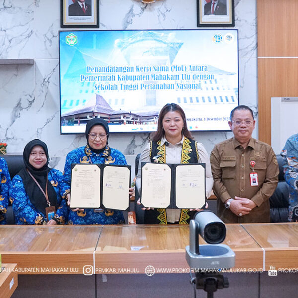 Cover Berita Yogyakarta – Bupati Mahakam Ulu (Mahulu), Angela Idang Belawan secara resmi menghadiri penandatanganan Nota Kesepahaman (MoU) antara Pemerintah Kabupaten Mahakam Ulu dengan Sekolah Tinggi Pertanahan Nasional (STPN) Yogyakarta, Senin (01/12/2025) di Yogyakarta.