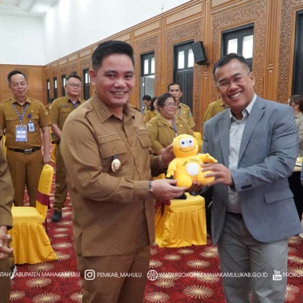 Cover Berita (7) Ujoh Bilang – Wakil Bupati (Wabup) Mahakam Ulu (Mahulu), Suhuk, S.E., secara resmi membuka Leadership Commitment Workshop bagi Pejabat Administrator di lingkungan Pemerintah Kabupaten (Pemkab) Mahulu, kegiatan yang berlangsung di Ballroom Lantai 3 Kantor Bupati Mahulu, pada Selasa (02/12/2025) pagi, diikuti para pejabat administrator dari berbagai perangkat daerah.