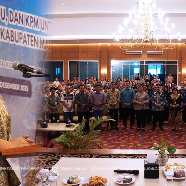 Cover Berita (8) Samarinda — Bupati Mahakam Ulu (Mahulu), Angela Idang Belawan, memberikan arahan pada kegiatan Penguatan Kapasitas Pemberdayaan Kesejahteraan Keluarga (PKK), Kader Posyandu, dan Kader Pembangunan Manusia (KPM) untuk Mempercepat Konvergensi Penurunan Stunting di Kabupaten Mahakam Ulu, yang berlangsung di Ballroom Hotel Puri Senyiur Samarinda. Jumat (05/12/2025)