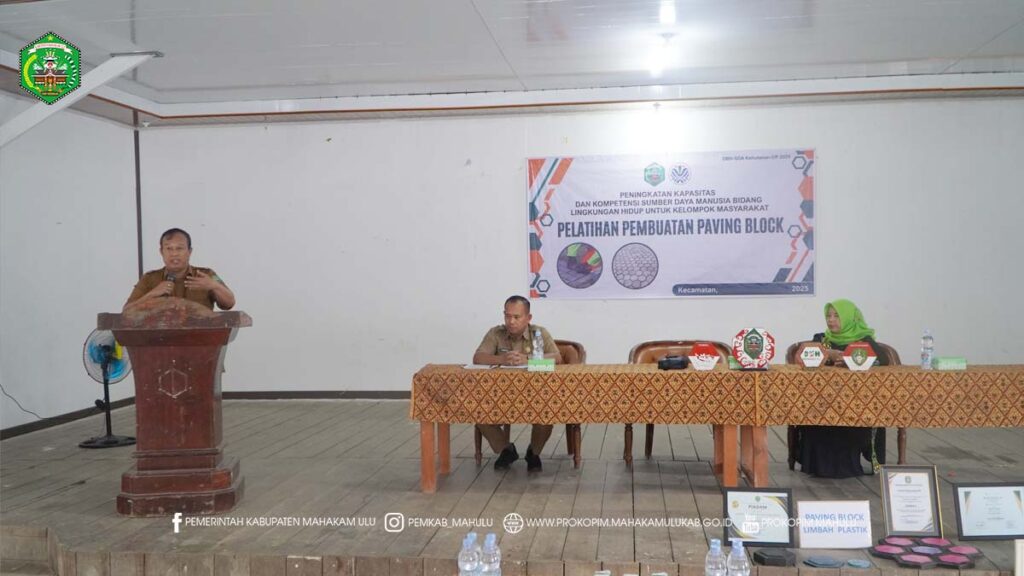 Cover Berita (8) Ujoh Bilang – Pemerintah Kabupaten (Pemkab) Mahakam Ulu (Mahulu), yang dalam hal ini diwakili, Asisten I Bidang Pemerintahan dan Kesejahteraan Rakyat, drg. Agustinus Teguh Santoso, M.Adm., Kes, secara resmi membuka kegiatan Peningkatan Kapasitas dan Kompetensi Sumber Daya Manusia Bidang Lingkungan Hidup untuk Kelompok Masyarakat melalui Pelatihan Pembuatan Paving Block, Selasa (02/12/2025) di Ujoh Bilang.