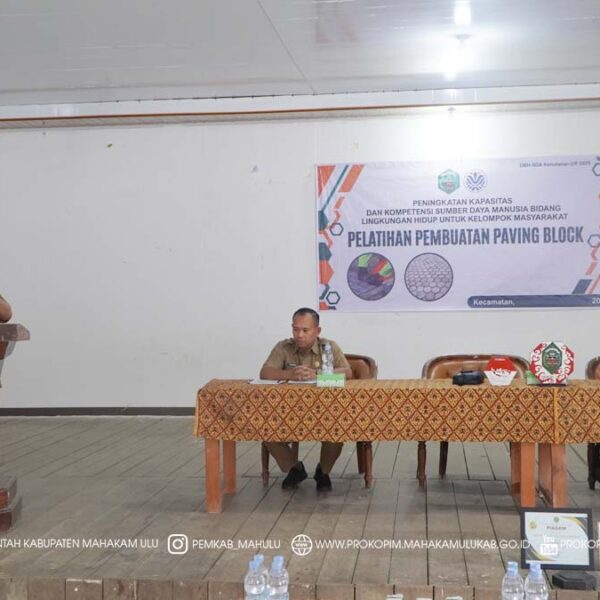Ujoh Bilang – Pemerintah Kabupaten (Pemkab) Mahakam Ulu (Mahulu), yang dalam hal ini diwakili, Asisten I Bidang Pemerintahan dan Kesejahteraan Rakyat, drg. Agustinus Teguh Santoso, M.Adm., Kes, secara resmi membuka kegiatan Peningkatan Kapasitas dan Kompetensi Sumber Daya Manusia Bidang Lingkungan Hidup untuk Kelompok Masyarakat melalui Pelatihan Pembuatan Paving Block, Selasa (02/12/2025) di Ujoh Bilang.