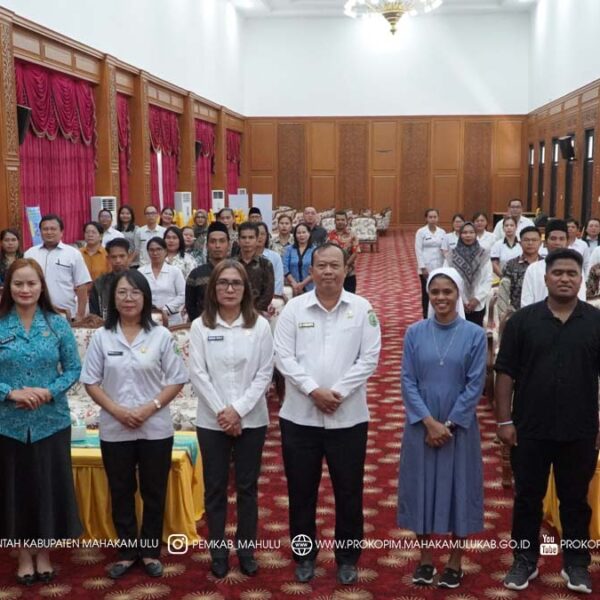 Cover Berita (9) Ujoh Bilang – Bupati Mahakam Ulu (Mahulu), Angela Idang Belawan yang diwakili oleh Asisten I Bidang Pemerintahan dan Kesejahteraan Rakyat, drg. Agustinus Teguh Santoso, M.Adm., Kes,, secara resmi membuka Sosialisasi Puskesmas Ramah Anak (PRA), Rumah Ibadah Ramah Anak (RIRA), dan Sekolah Ramah Anak (SRA) yang berlangsung di Ballroom Lantai III Kantor Bupati Mahulu, Rabu (10/12/2025) pagi.