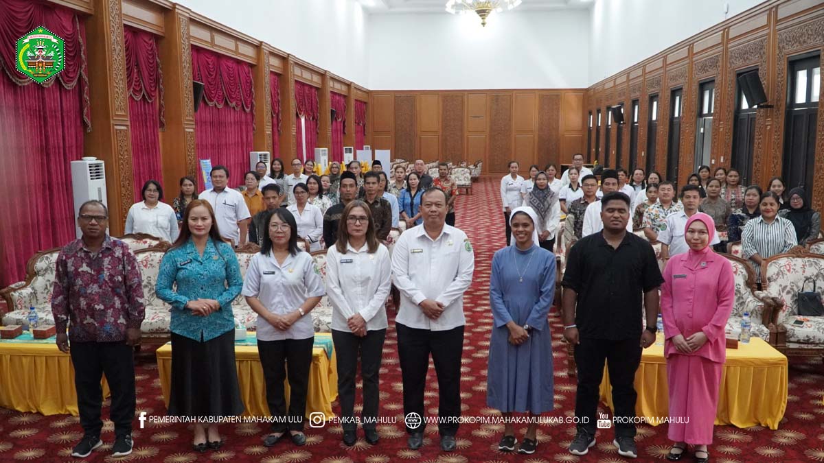 Ujoh Bilang – Bupati Mahakam Ulu (Mahulu), Angela Idang Belawan yang diwakili oleh Asisten I Bidang Pemerintahan dan Kesejahteraan Rakyat, drg. Agustinus Teguh Santoso, M.Adm., Kes,, secara resmi membuka Sosialisasi Puskesmas Ramah Anak (PRA), Rumah Ibadah Ramah Anak (RIRA), dan Sekolah Ramah Anak (SRA) yang berlangsung di Ballroom Lantai III Kantor Bupati Mahulu, Rabu (10/12/2025) pagi.