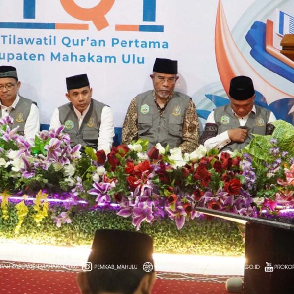 Cover Berita (9) Ujoh Bilang – Bupati Mahakam Ulu (Mahulu), Angela Idang Belawan, yang dalam kesempatan ini diwakili oleh Kepala Pelaksana BPBD Mahulu, Agus Darmawan, S.Pd., M.Si., secara resmi membuka Seleksi Tilawatil Qur'an (STQ) Kabupaten Mahulu yang berlangsung semarak di Masjid Baitul Muttaqin, Ujoh Bilang, Minggu (07/12/2025) malam.