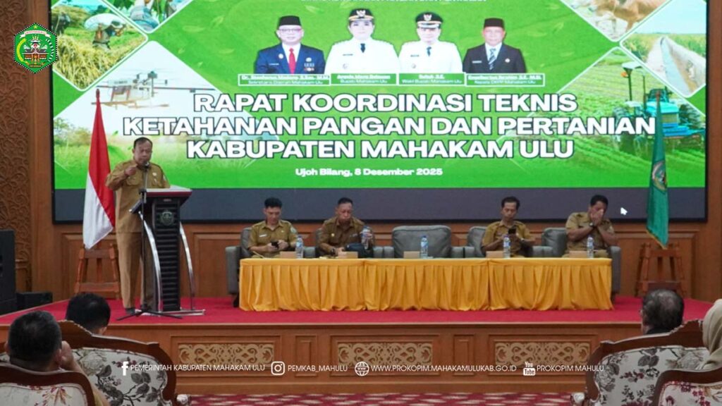 Ujoh Bilang – Mewakili Bupati Mahakam Ulu (Mahulu), Angela Idang Belawan, Asisten Bidang Pemerintahan dan Kesejahteraan Rakyat (Asisten I), drg. Agustinus Teguh Santoso, M. Adm., Kes., membuka secara resmi Rapat Koordinasi Teknis Ketahanan Pangan dan Pertanian Kabupaten Mahakam Ulu Tahun 2025, yang berlangsung di Ballroom Lantai III Kantor Bupati Mahulu, Senin (08/12/2025) pagi.
