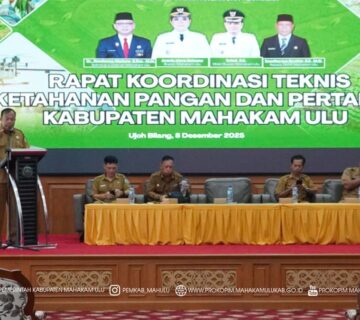 Ujoh Bilang – Mewakili Bupati Mahakam Ulu (Mahulu), Angela Idang Belawan, Asisten Bidang Pemerintahan dan Kesejahteraan Rakyat (Asisten I), drg. Agustinus Teguh Santoso, M. Adm., Kes., membuka secara resmi Rapat Koordinasi Teknis Ketahanan Pangan dan Pertanian Kabupaten Mahakam Ulu Tahun 2025, yang berlangsung di Ballroom Lantai III Kantor Bupati Mahulu, Senin (08/12/2025) pagi.